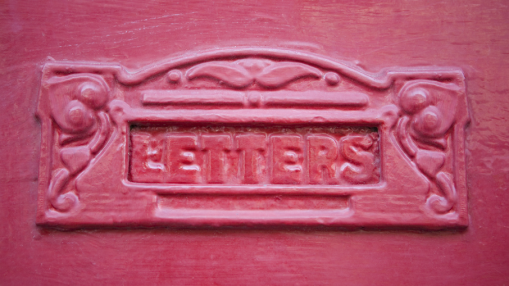 T-5582c733c10fd-red-letterbox-red-door_5582c733c1039-2.png